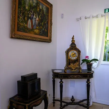 Domaine De Lardoisiere בית הארחה