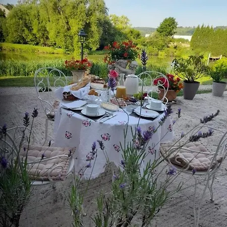 Domaine De Lardoisiere בית הארחה