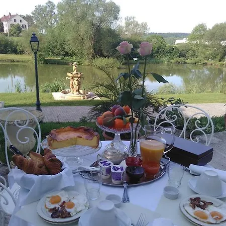 Domaine De Lardoisiere בית הארחה